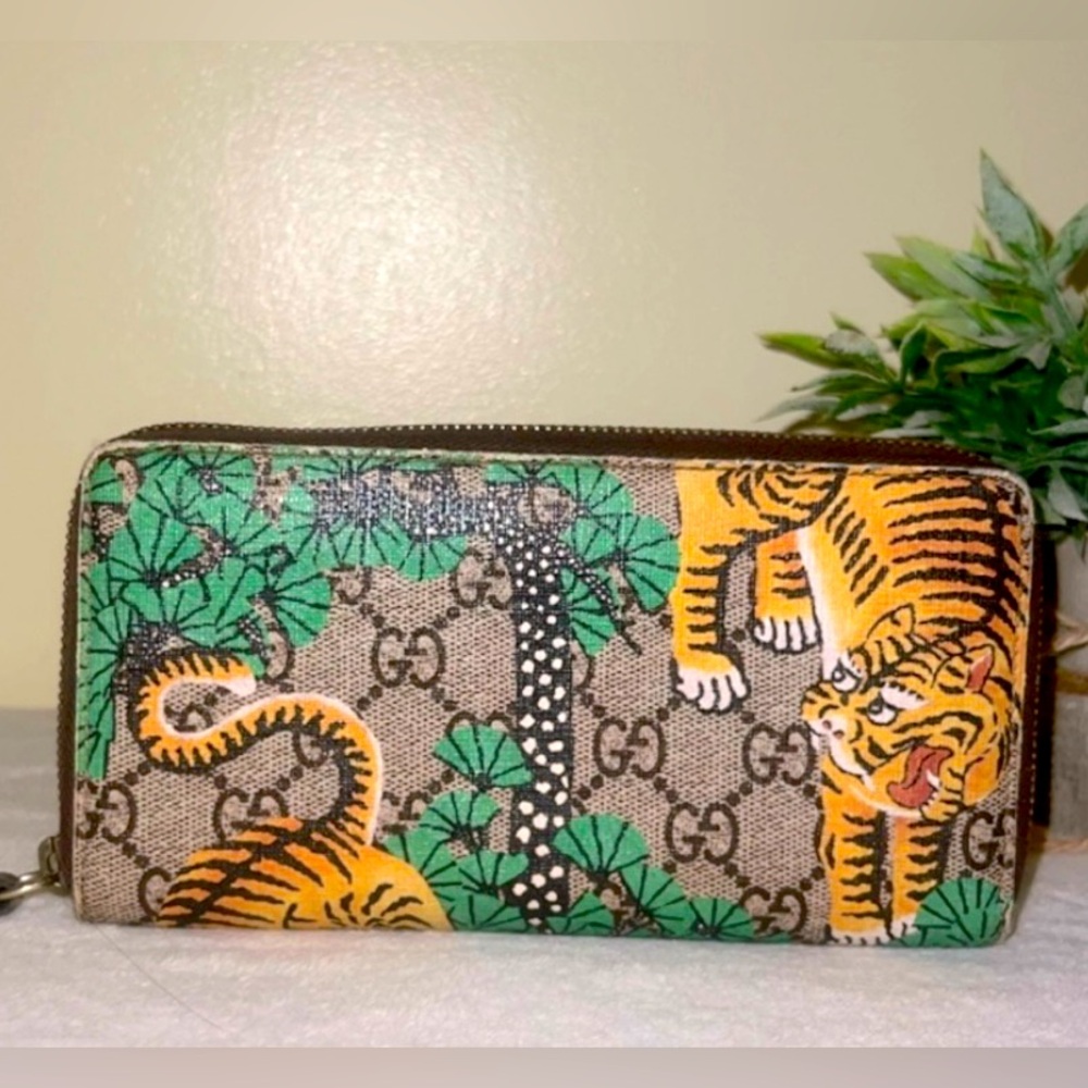 Gucci GG Limited Edition Bengal Tiger
Zipper Wallet - Picture 10 of 10